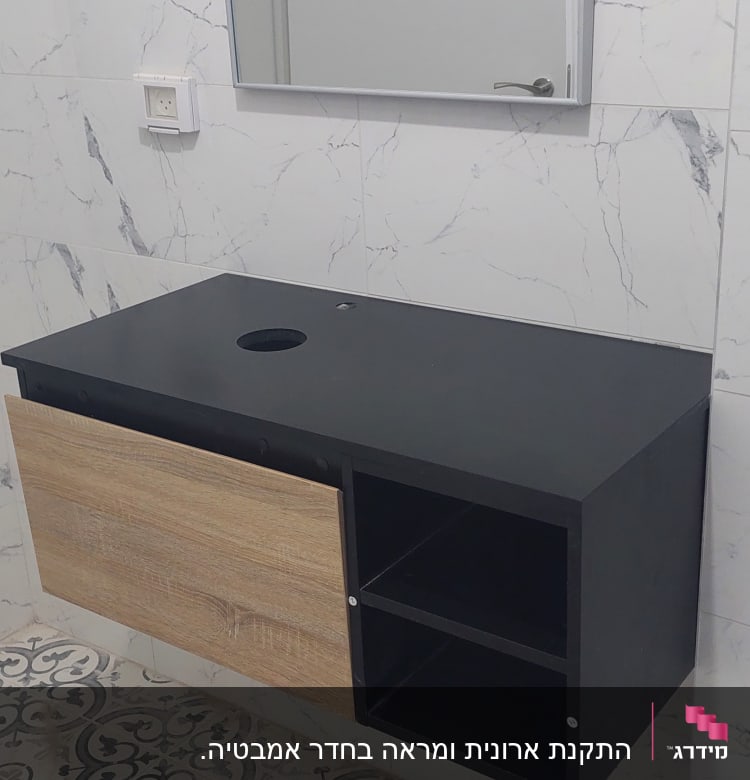 ארון אמבטיה תלוי עם חור לכיור